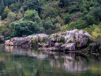 Felsgruppen tauchen am Flußufer auf